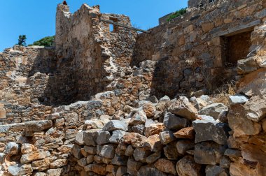 Spinalonga Adası 'nın yıpranmış taş yapılarını keşfedin ve zengin tarihini ortaya çıkarın..