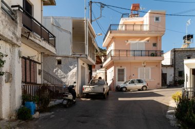 Krasi, Girit, Yunanistan - 24 Haziran 2025: Ziyaretçiler Krasi köyünün büyüleyici sokaklarında dolaşarak mimari ve atmosferin tadını çıkarıyorlar.