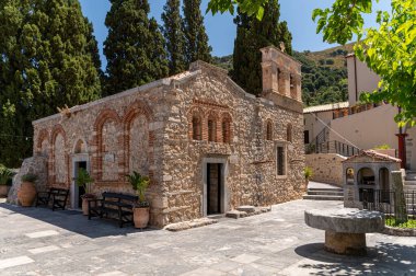 Girit, Yunanistan - 24 Haziran 2025: Kardiyotissas 'taki Keras Manastırı Girit' teki çarpıcı mimari ve dingin çevreyi ortaya çıkardı.