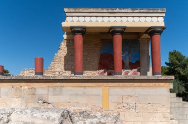 Knossos, Girit, Yunanistan - 25 Haziran 2025: Ziyaretçiler Girit 'teki tarihi bir yer olan Knossos Sarayı' nın karmaşık ayrıntılarına hayran kaldılar.