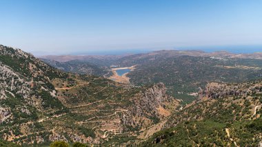 Girit 'in dağlarının, sahil şeridinin ve dingin doğal güzelliğin nefes kesici manzarası..