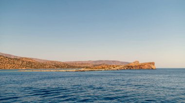 Girit 'in kıyı şeridinin dinginliği berrak sulara karşı kayalık oluşumlarla dolu.