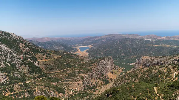 Girit 'in dağlarının, sahil şeridinin ve dingin doğal güzelliğin nefes kesici manzarası..