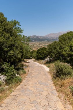 Girit 'teki Dikteon Mağarası' na kadar uzanan yemyeşil bir yolda manzaralar sunuluyor..