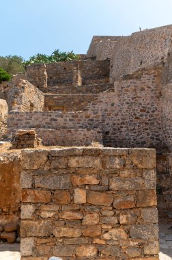 Yunanistan 'da eski bir cüzzamlı kolonisi olan Spinalonga' da taş yapılar ve teraslı duvarlar bulundu.