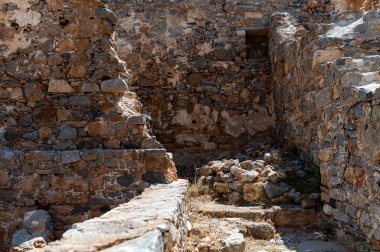 Yunanistan 'ın Girit kentindeki Spinalonga adasının tarihi kalıntılarında gezen turistler.