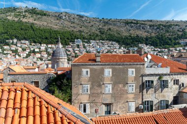 Dubrovnik 'in çarpıcı çatıları açık mavi gökyüzü altında şehrin cazibesini vurguluyor.