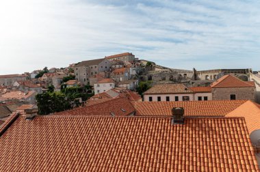 Ziyaretçiler Dubrovnik 'in çarpıcı kırmızı çatılarına ve antik mimarisine hayran..