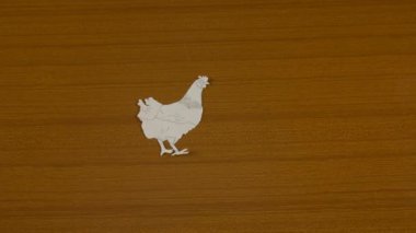 Sahanda yumurtanın hareketini durdurun, tavuklu, haşlanmış yumurta ve ahşap kesme tahtasından çıkan sarı yumurta. Yumurta yavrularının besin hazırlıklarına kadar olan temsili süreci