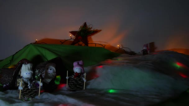 カラフルな点滅クリスマスライトで山を下りクリスマスノームスキーヤー 高品質4K映像 — ストック動画