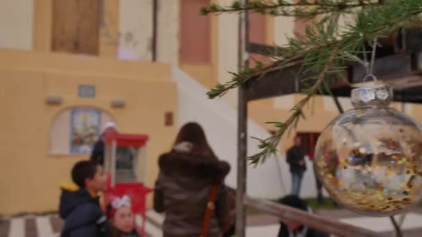 Bulzi Sassari Italy December 2022 圣诞晚会在广场上举行 孩子们一起玩耍 用彩灯和电线杆架起圣诞树 到处都是喜庆的气氛 高质量的4K镜头 — 图库视频影像