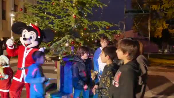 ブルジ サッサリ イタリア 2022年12月3日 広場のクリスマスパーティーでは 子供たちが遊んで 光と棒でクリスマスツリーを設定します お祝いの気分ですべての周り 高品質4K映像 — ストック動画