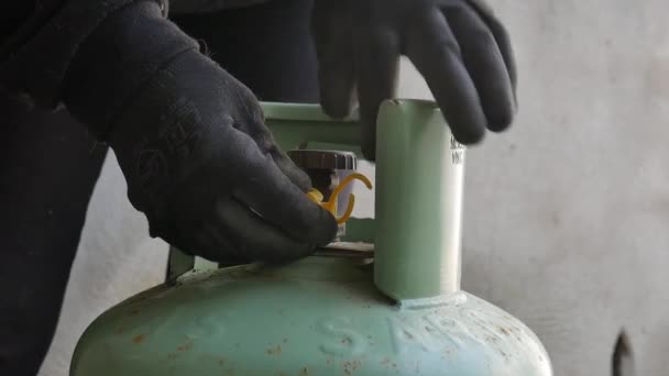 Une Connexion Cylindre Gpl Avec Régulateur Pression Gros Plan Technicien — Video