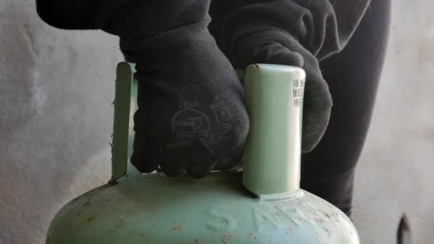Une Connexion Cylindre Gpl Avec Régulateur Pression Gros Plan Technicien — Video