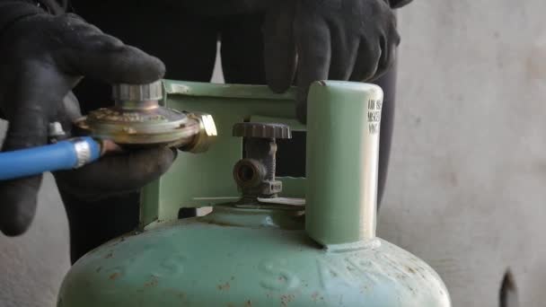 Motorgasflaskanslutning Med Tryckregulator Närbild Tekniker Som Ansluter Gasflaska Pcc Rör — Stockvideo