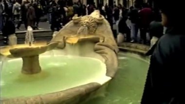 Piazza di Spagna Roma 'da. İtalya. 1990 'da modası geçmiş insanlar ve kıyafetlerle retro ve vintage video çekimi yapıldı. Lazio ve Roma. Yüksek kaliteli HD görüntüler