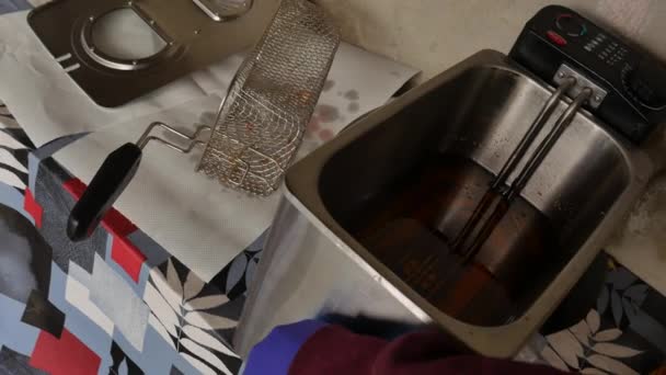用了油炸过的用油后从法国分离出来 装有漏斗 塑料瓶和过滤器以保持食物杂质 — 图库视频影像