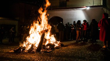 Sardinya, Bulzi, 01 / 19 / 2024, San Sebastiano 'nun kalabalık ziyafeti gece kutlama ve şenlik ateşi. İtalya. 
