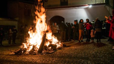 Sardinya, Bulzi, 01 / 19 / 2024, San Sebastiano 'nun kalabalık ziyafeti gece kutlama ve şenlik ateşi. İtalya. 