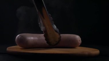 Weisswurst kapanıyor. Enfes taze pişmiş ve haşlanmış Bavyera sosisi. Hardalla kaplanmış. Tipik Alman sosisi. Sıcak ve hardallı.. 