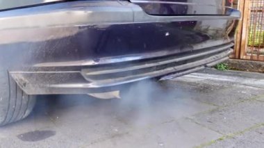 Araba dizel motor ateşlemesi. Mavi ve siyah dumanlı egzoz borusundan kaynaklanan monoksit hava kirliliği. İklim değişikliği. Yüksek kalite 4k görüntü