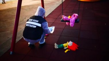 Bir çocuğun kaçırıldığı çocuk parkında suç mahalli. Polis kanıtları listelemek için burada. Salıncak ve oyunlar yakalandı