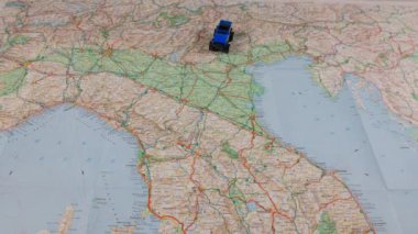 Dönen arabası ve yazıt tatili olan İtalyan kağıt seyahat coğrafi haritasını durdur. Yüksek kalite 4k görüntü
