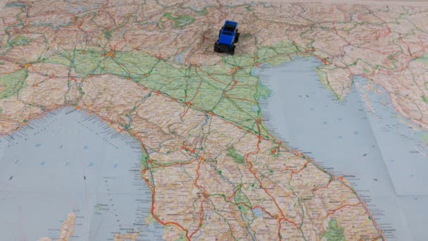 Stop Motion Mapa Geográfico Italiano Viagem Papel Com Carro Rotativo — Vídeo de Stock