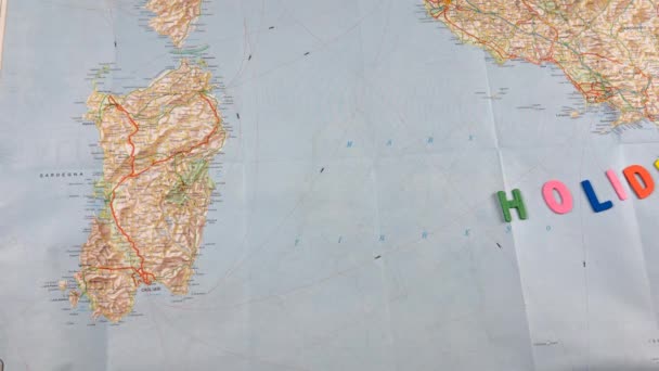 Stop Motion Mapa Geográfico Viajes Papel Italiano Con Coche Giratorio — Vídeo de stock