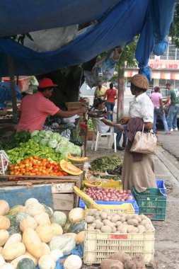 Puerto Plata, Dominik Cumhuriyeti, 10-12-2023 Latin Amerika gıda caddesi pazarındaki günlük yaşam.