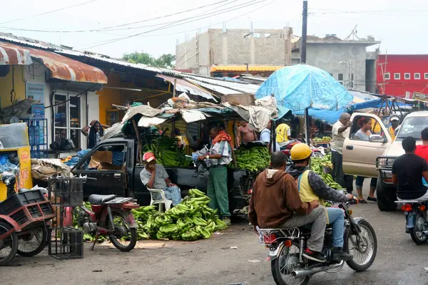 Puerto Plata, Dominik Cumhuriyeti, 10-12-2023 Latin Amerika gıda caddesi pazarındaki günlük yaşam.