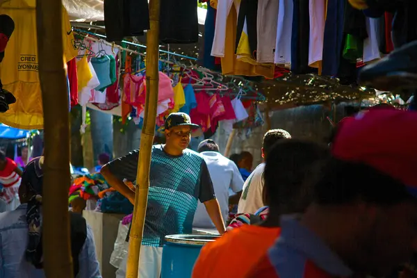 Puerto Plata, Dominik Cumhuriyeti, 10-12-2023 Latin Amerika gıda caddesi pazarındaki günlük yaşam.