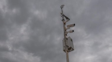 Zaman aşımı. Trafik kameraları ve arka planda bulutlu hava. Bulutlu bir gün ve bulut hızla ilerliyor. Elektronik kamera trafiği ve çevreyi izliyor. Gözetleme, güvenlik kavramı. 