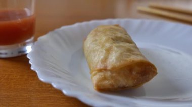 Çin börekleri, kırmızı tatlı ve ekşi sos, Çin yemek çubukları. Asya Çin mutfağı. kahverengi tablolu arkaplan.