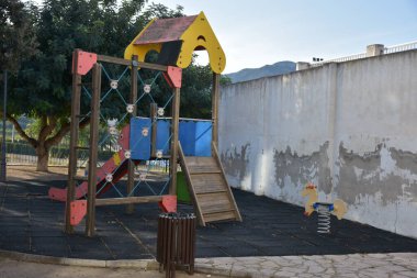 Büyük bir binası olan bir inşaat alanı