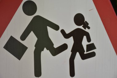 Sınırı geçen okul çocukları için gerçek bir işaret. 