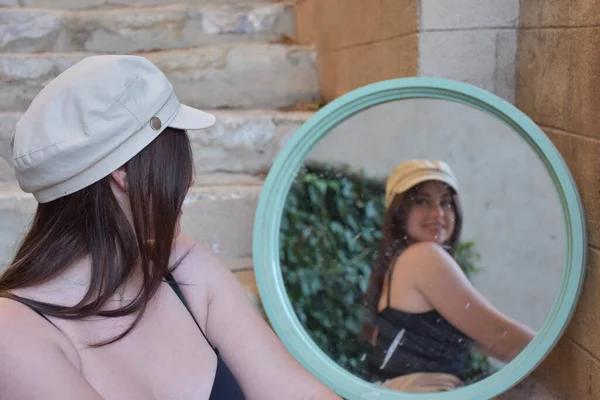 Ragazza Guarda Allo Specchio Riflesso Nello Specchio — Foto Stock
