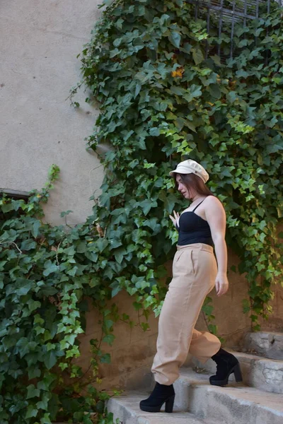 Mulher Jovem Chapéu Vestido Preto Contexto Uma Parede Pedra — Fotografia de Stock