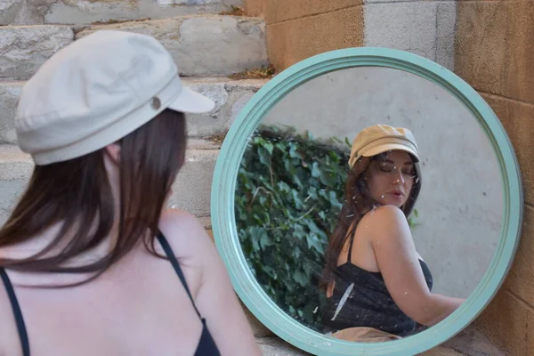 Lány Belenéz Tükörbe Tükörbe — Stock Fotó