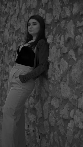 Красива Молода Жінка Чорній Сукні Позує Фоні Стіни — стокове фото