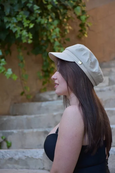 Νεαρή Όμορφη Γυναίκα Ένα Καπέλο Και Μαύρο Δερμάτινο Μπουφάν — Φωτογραφία Αρχείου
