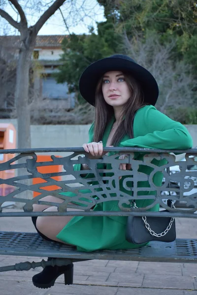 Şapkalı Siyah Elbiseli Parkta Poz Veren Güzel Bir Kadın — Stok fotoğraf
