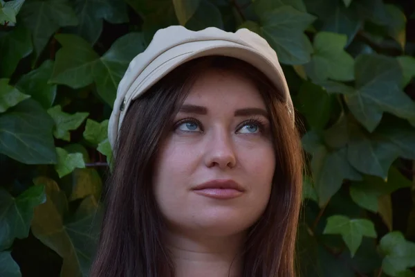 帽子を被った美しい若い女性の肖像画 — ストック写真