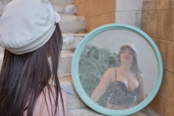 这个女孩照照镜子 照镜子 — 图库照片