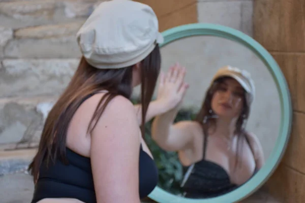 Flickan Tittar Spegeln Och Spegelbilden Spegeln — Stockfoto