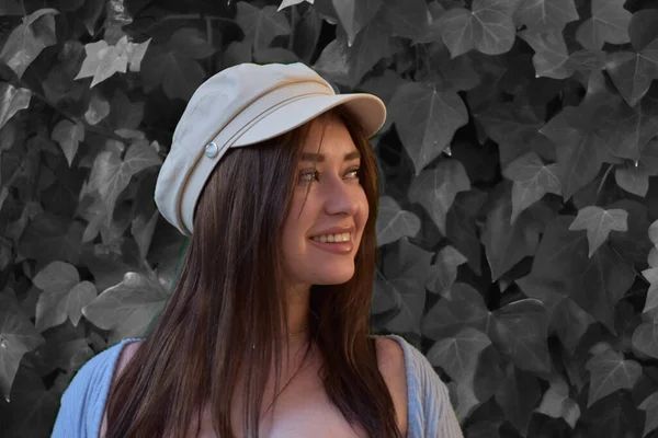 Şapkalı Güneş Gözlüklü Güzel Bir Kadın Şehirde Poz Veriyor — Stok fotoğraf