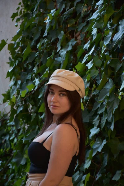 一个戴着帽子 穿着黑色衣服的年轻漂亮的女人 — 图库照片