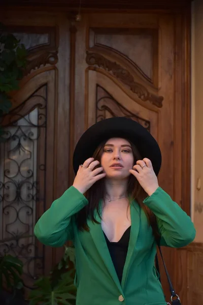 Menina Bonita Vestido Verde Fundo Uma Velha Casa Madeira — Fotografia de Stock