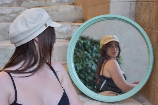 Das Mädchen Blickt Den Spiegel Und Die Spiegelung Spiegel — Stockfoto