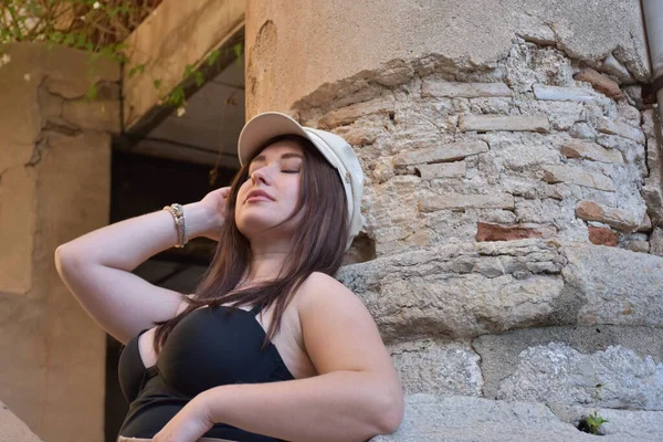 Gyönyörű Turista Egy Ruhát Háttérben Romok Régi Kőfal Egy Lány — Stock Fotó